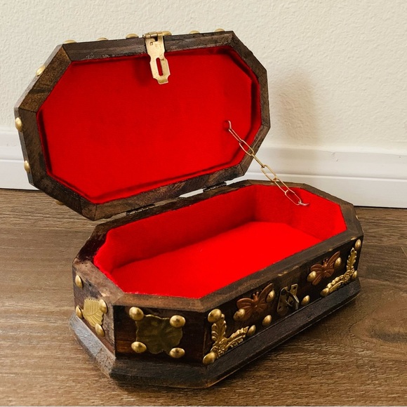Wooden box with metal ornaments - Picture 11 of 11